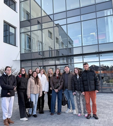 photo 5267493040694168521 y